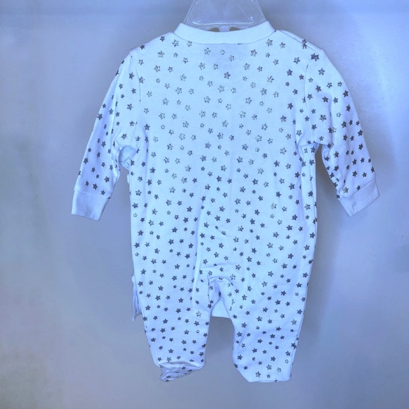 set that includes a footie, a bodysuit, a bib, a beanie and mittens - Picture 4 of 8